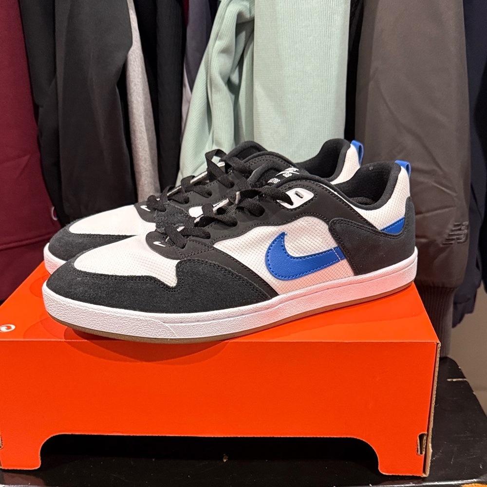 Nike SB - Alleyoop -  Black/Blue and White US Mens size 11 - refurbished